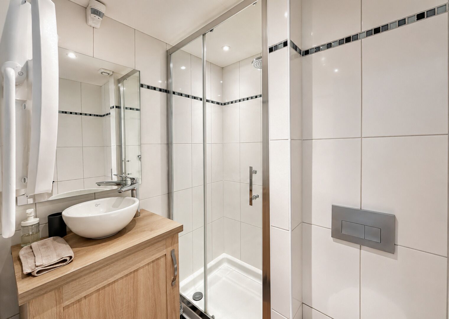 Superior Double Room | Bathroom | Shower, hair dryer, towels, soap