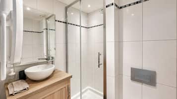 Superior Double Room | Bathroom | Shower, hair dryer, towels, soap