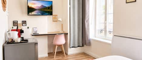 Superior Double Room | Living area | Smart TV, offices