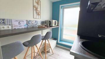 Een koelkast, een microgolfoven, een kookplaat, een vaatwasser