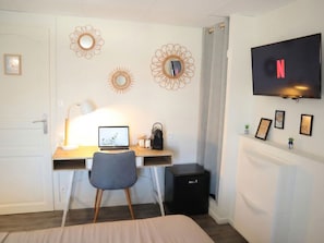 Comfort Room | Television - Apart'Moment SMART - Le Nid Douillet (Bourbourg)