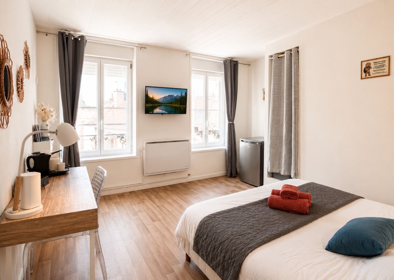 Habitación doble superior | Espacio para trabajar con un portátil y tabla de planchar con plancha