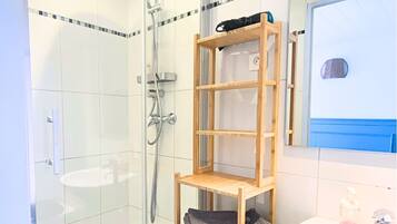 Kamar Comfort | Kamar mandi | Shower, pengering rambut, handuk, dan sabun