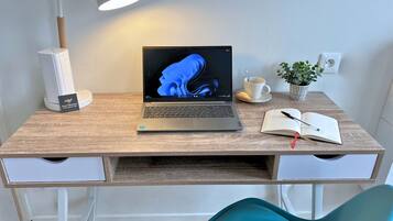 Comfort kamer | Woonruimte | Smart-tv en een kantoor