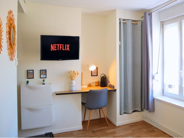 Superior Double Room | Television - Apart'Moment SMART - Le Nid Douillet (Bourbourg)
