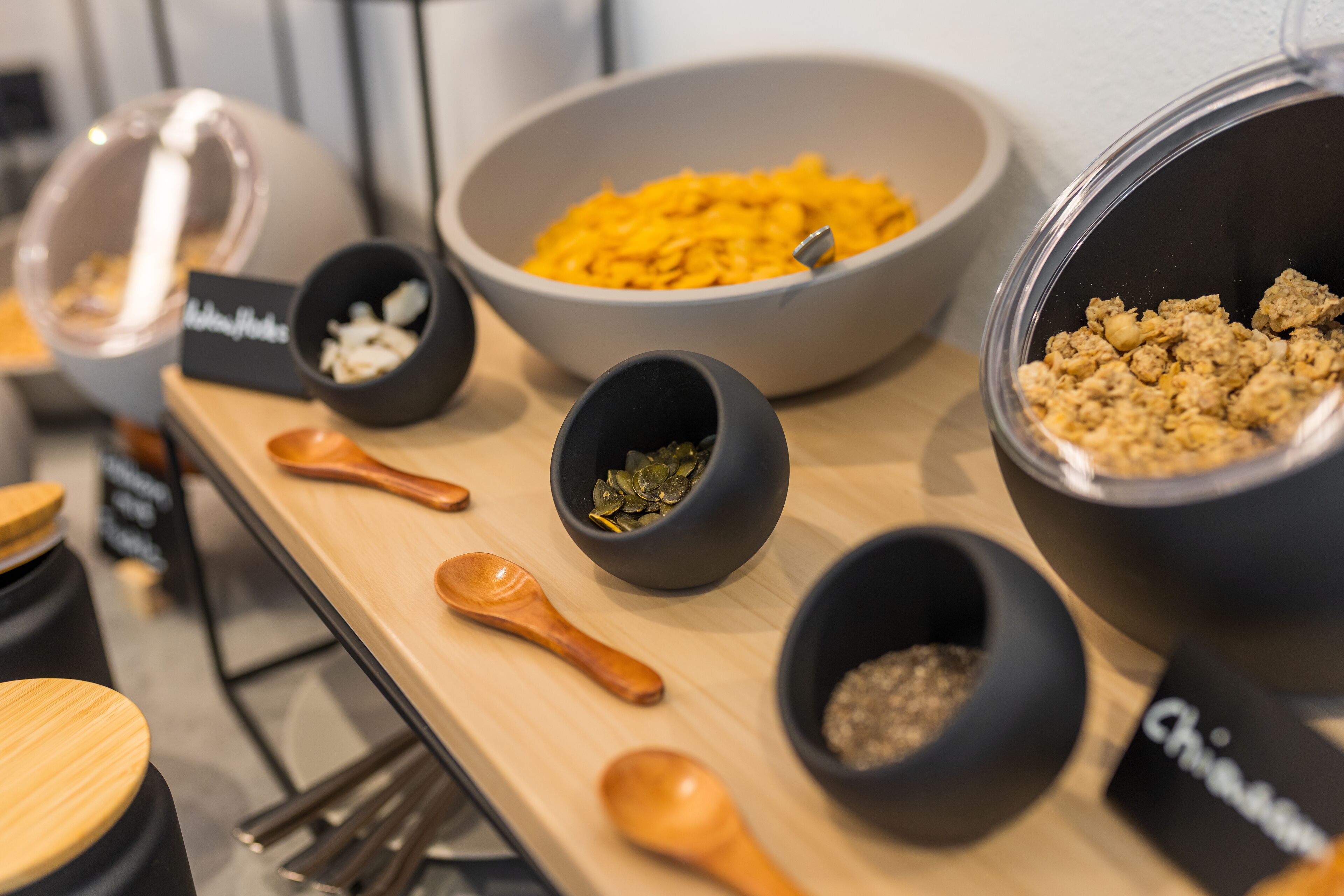 Een buffet met diverse gerechten en bestek.