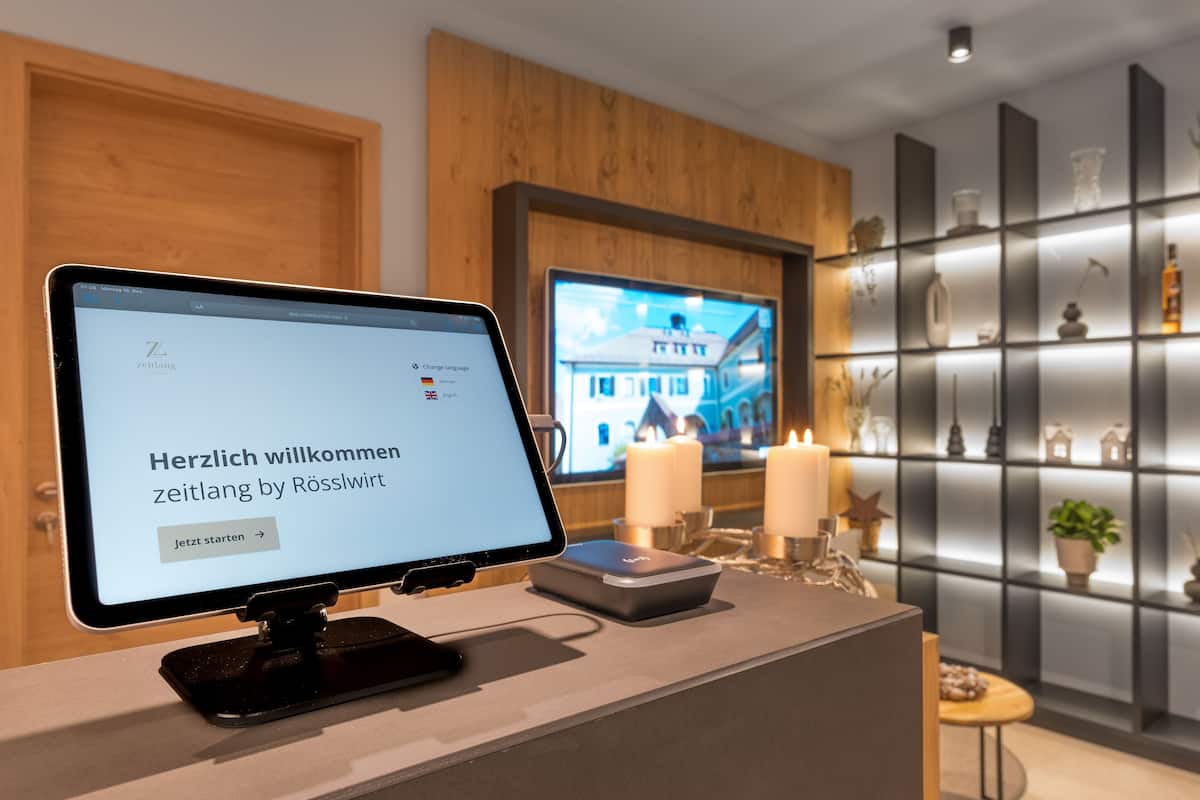 Ein Empfangsschalter mit einem Computermonitor, der eine Willkommensnachricht anzeigt.