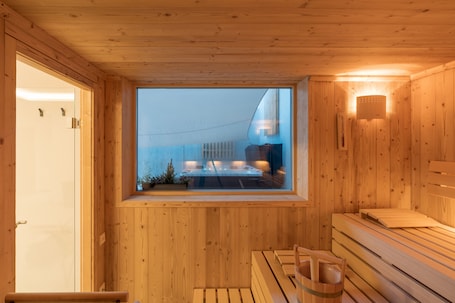 Un sauna, una bañera de hidromasaje, baño turco. zeitlang by Rösslwirt