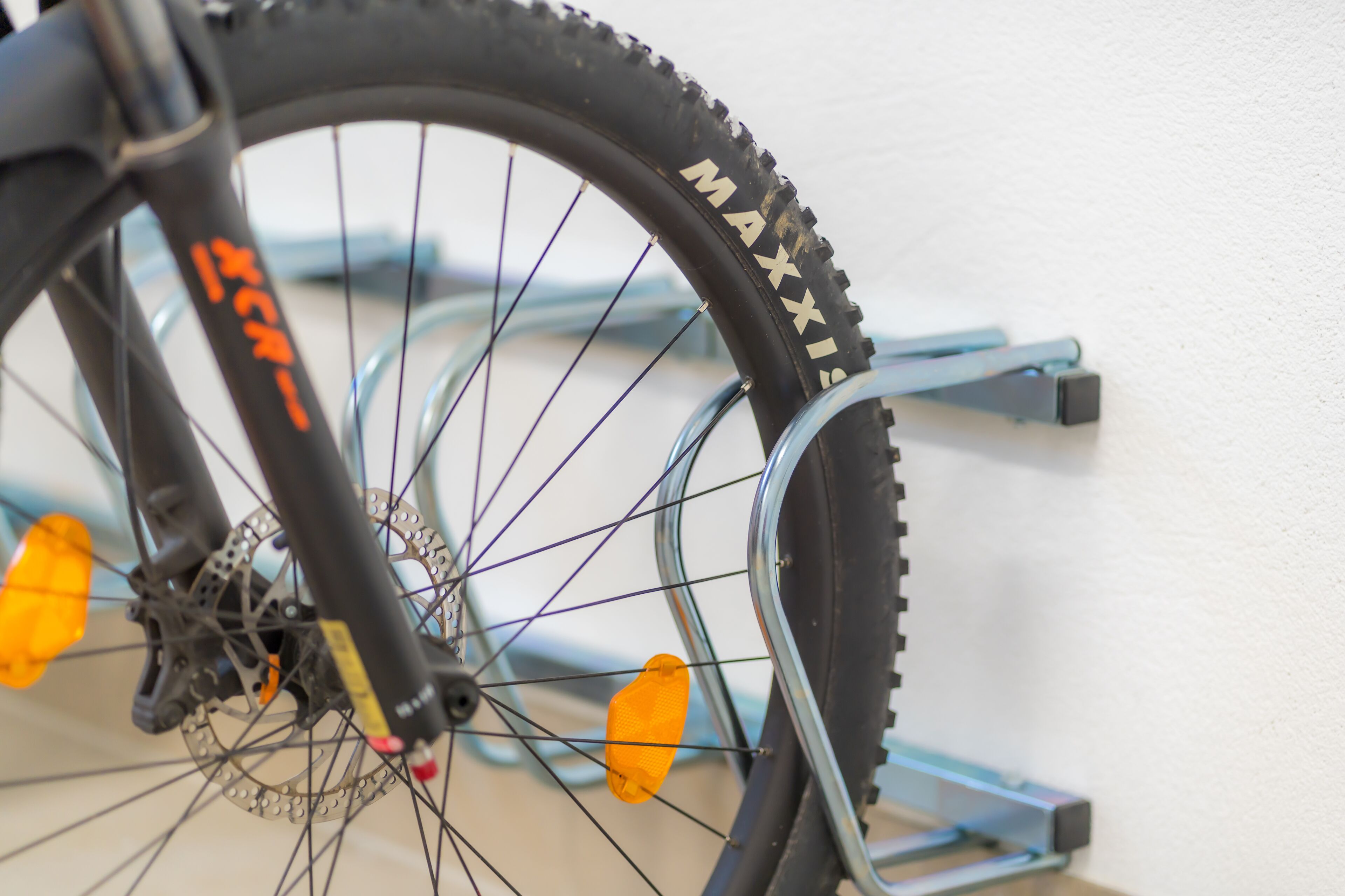 Ein Fahrrad mit einem an der Wand montierten Gepäckträger.