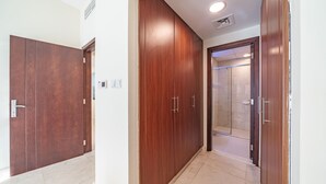 1 chambre, fer et planche à repasser, décoration personnalisée