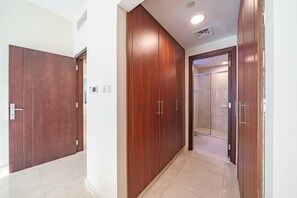 아파트 (1 Bedroom) | 1 개의 침실, 각각 다른 스타일의 인테리어, 각각 다르게 가구 비치, 다리미/다리미판