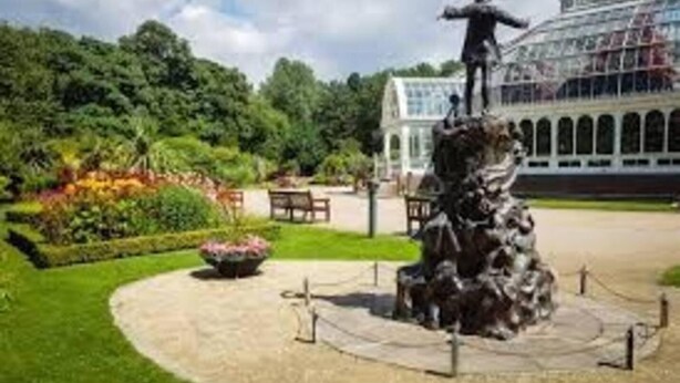 A statue in a garden with a building in the background. - Remarkable 2-bed Apartment in Leafy Sefton Park (Liverpool)