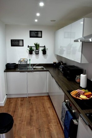 Apartment | Private kitchen - Remarkable 2-bed Apartment in Leafy Sefton Park (Liverpool)