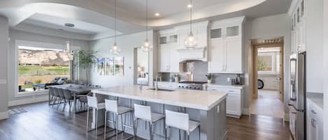 Jääkaappi, mikroaaltouuni, uuni, liesi