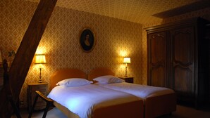A bedroom with a double bed, two bedside tables with lamps, a wooden wardrobe, and a patterned wallpaper. - Le Moulin de Resteigne (Tellin)