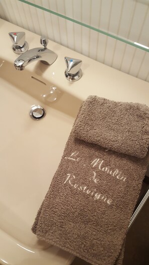 Combined shower/tub, hair dryer, towels, soap - Le Moulin de Resteigne (Tellin)