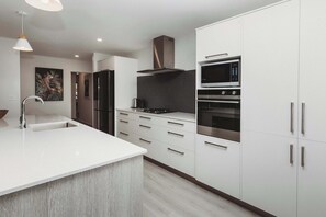 Køleskab, mikrobølgeovn, ovn, kogeplade