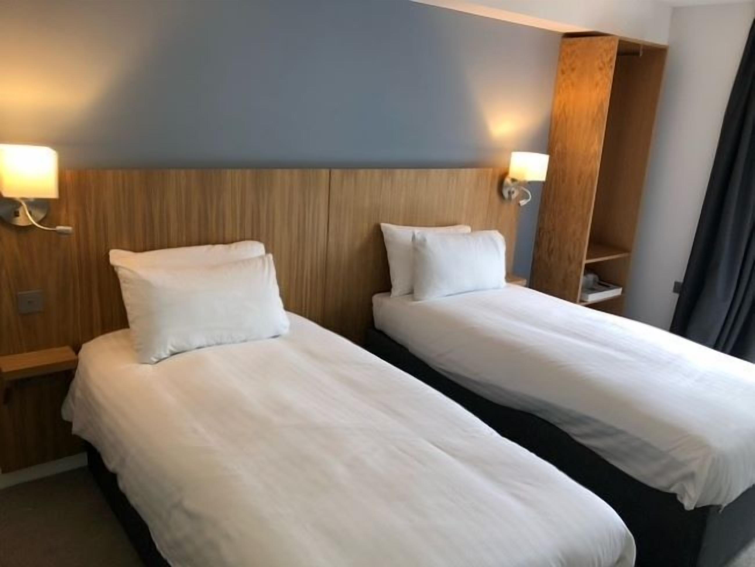 Tabla de planchar con plancha, wifi gratis y ropa de cama 