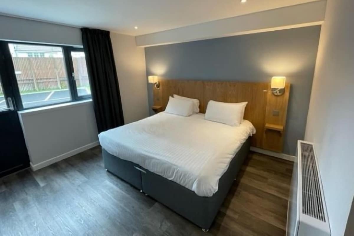 Iron/ironing board, WiFi (free), bed sheets