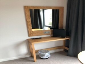 Iron/ironing board, free WiFi, bed sheets - Loch Lomond Hotel (Alexandria)