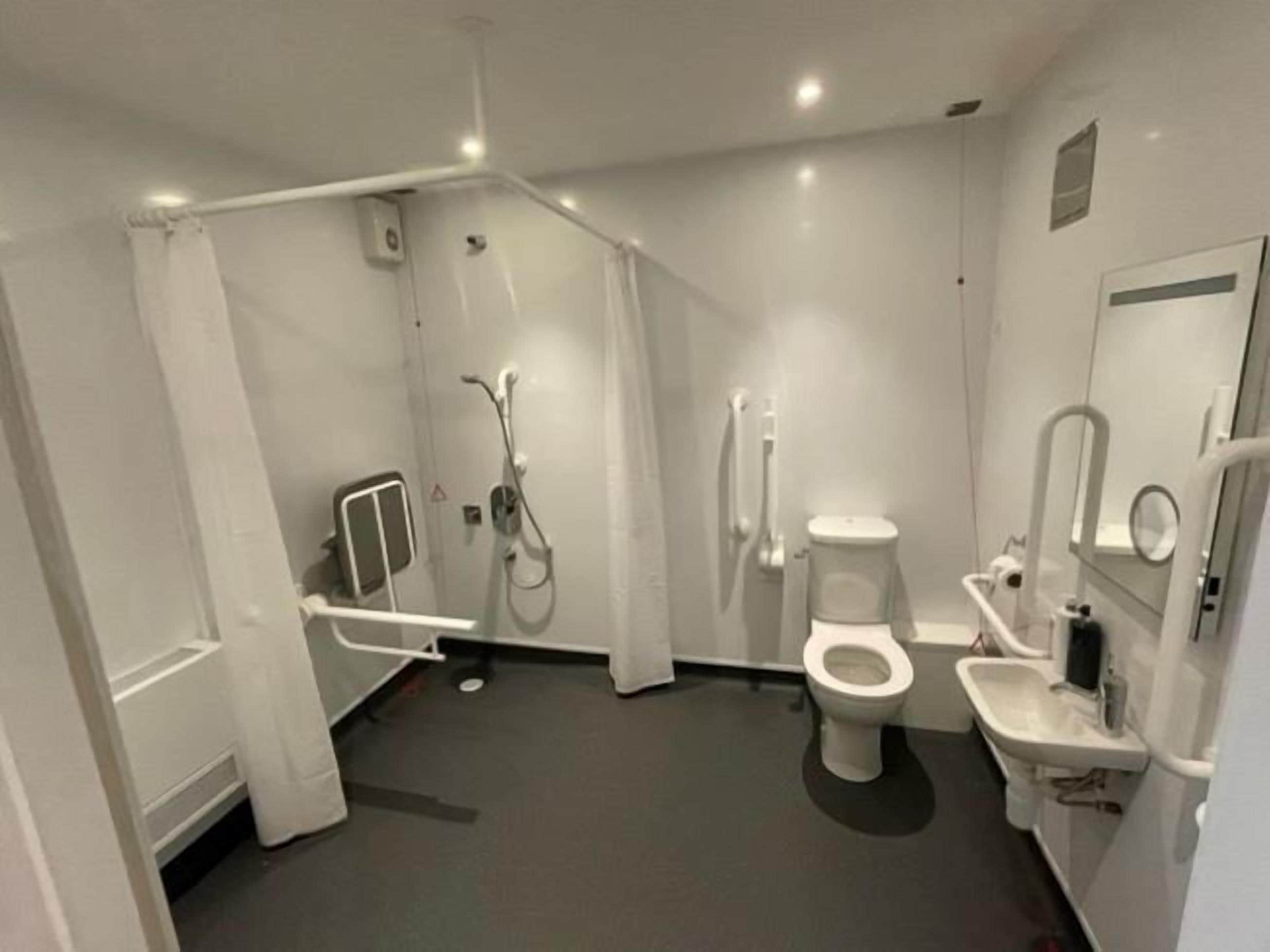 Une salle de bain moderne équipée de toilettes, d’un bidet et d’une douche.