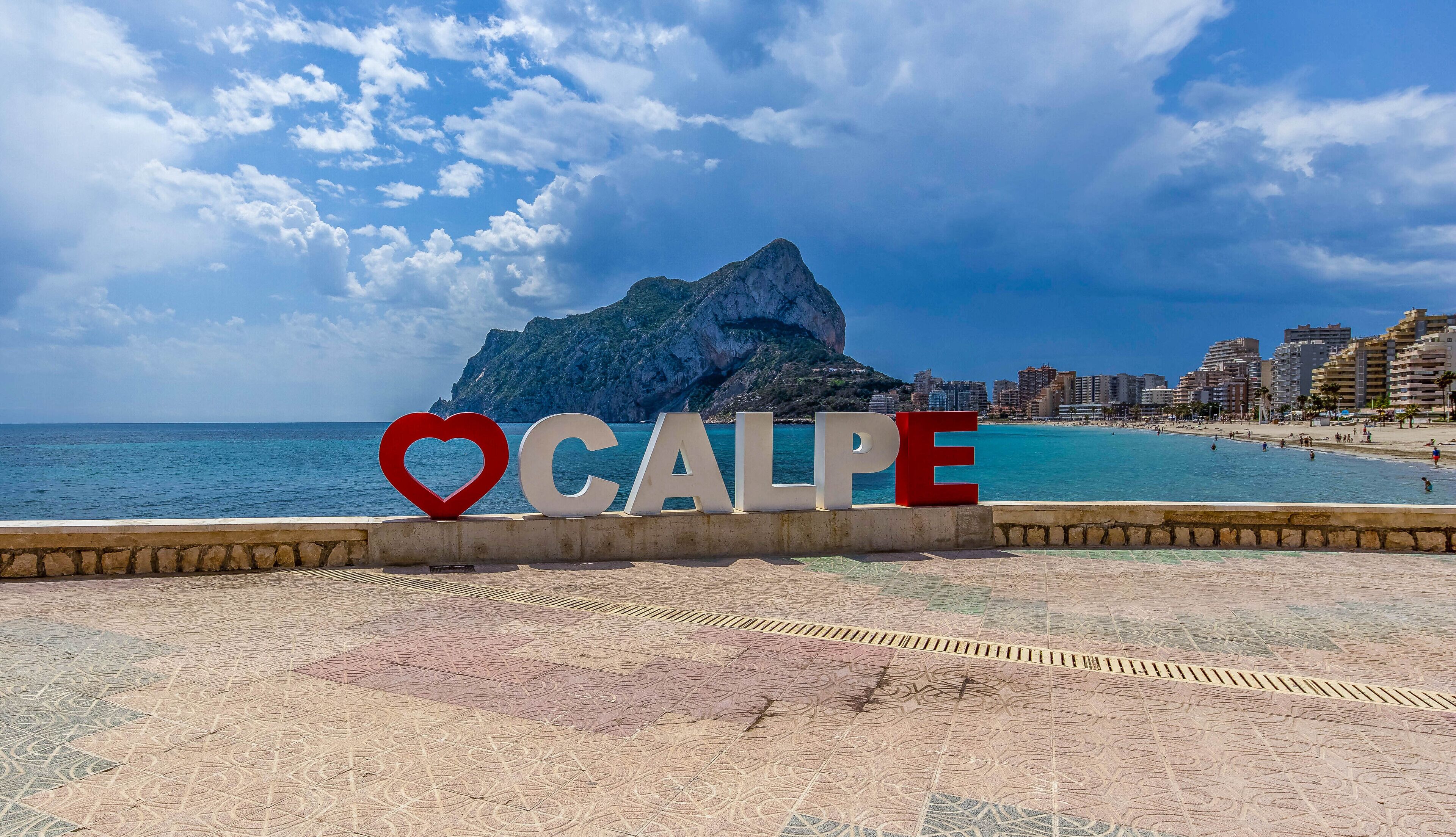 Näkymä rannalle, jossa näkyy selvästi kyltti, jossa lukee »Calpe», ja jossa on sydämen muotoinen symboli.