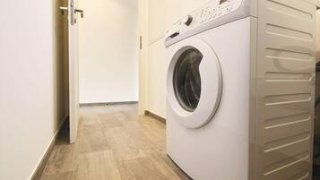 Ein moderner Waschraum mit einer Waschmaschine mit Frontlader und einem Trockner.