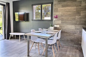 Flat-screen TV, offices - Résidence Acqua Linda (Albitreccia)