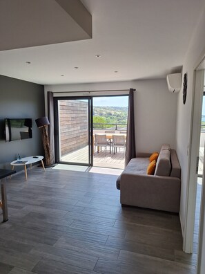 Flatscreentelevisie en een kantoor