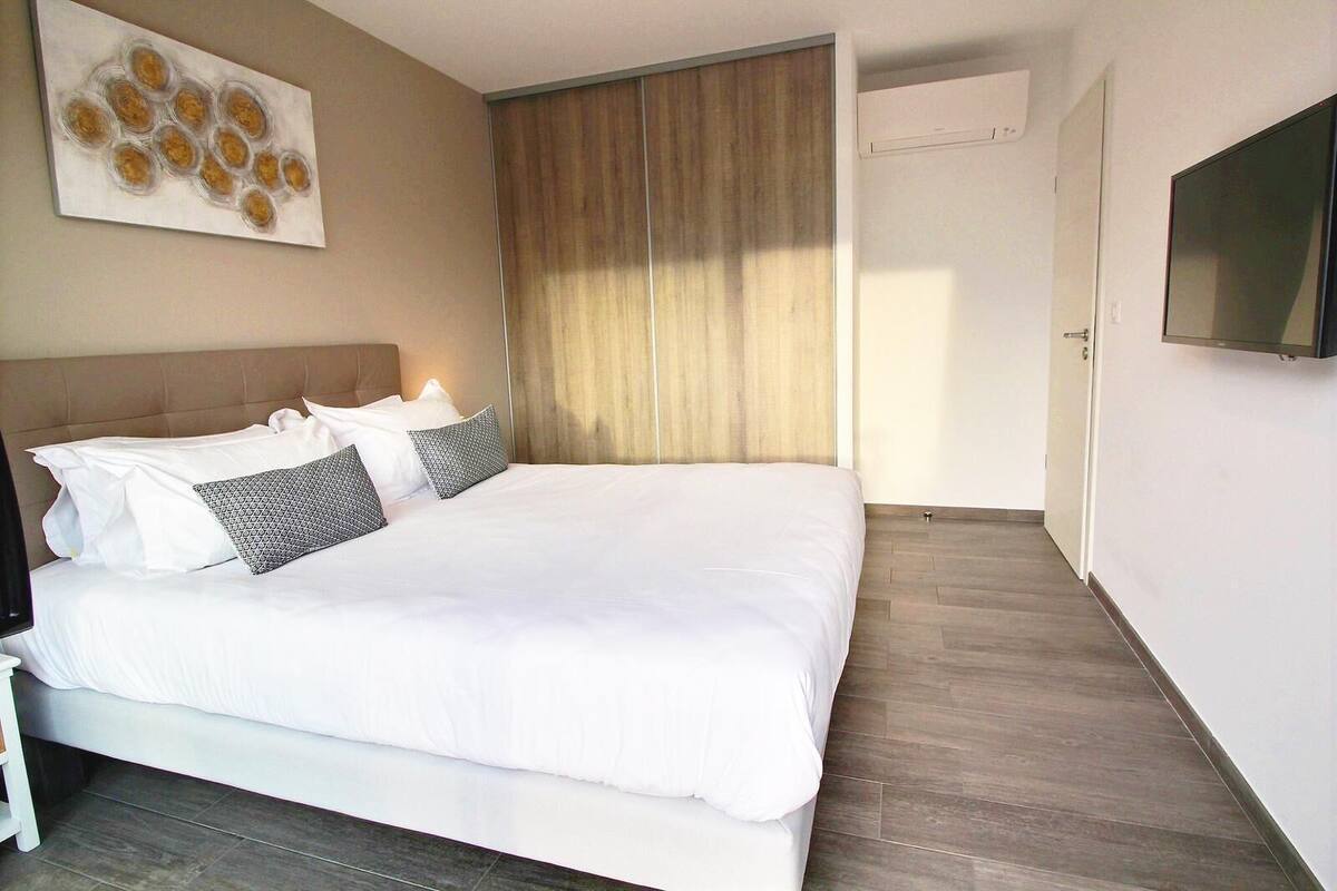 1 bedroom, premium bedding, desk, laptop workspace