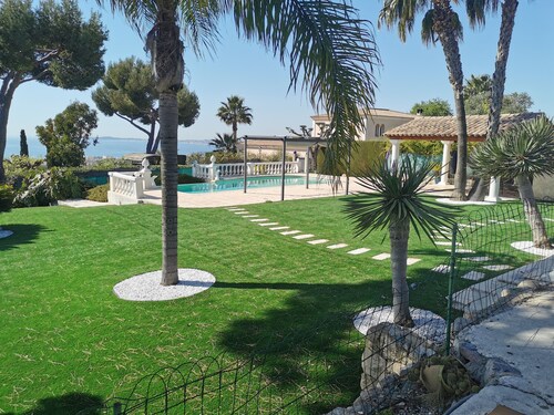 Panoramic sea view in a quiet area with swimming pool - parking