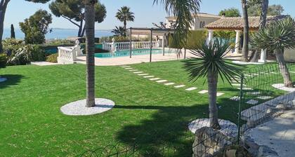 Panoramic sea view in a quiet area with swimming pool - parking