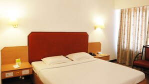 Desk, soundproofing, iron/ironing board, WiFi (free) - JB KING PARADISE (Tiruchirappalli)