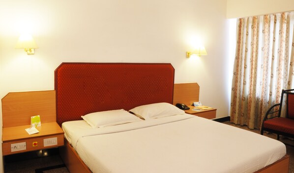 Desk, soundproofing, iron/ironing board, free WiFi