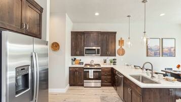 Een koelkast, een magnetron, een oven, een kookplaat