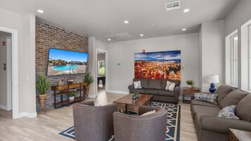 Télévision, cheminée, table de tennis de table