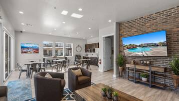 Télévision, cheminée, table de tennis de table