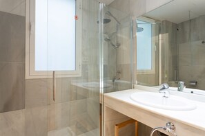 Shower, hair dryer, towels, shampoo