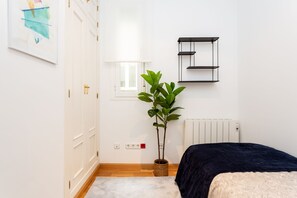 3 slaapkamers, een bureau, een strijkplank/strijkijzer, reisbedje