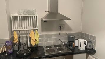 Apartment, Multiple Beds | Private kitchen | Fridge, oven, stovetop, electric kettle