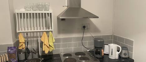 Departamento, varias camas | Cocina privada | Refrigerador, horno, parrilla de estufa y tetera eléctrica