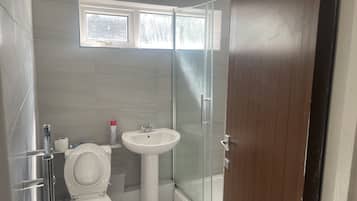 Apartment, Multiple Beds | Bathroom | Shower, towels