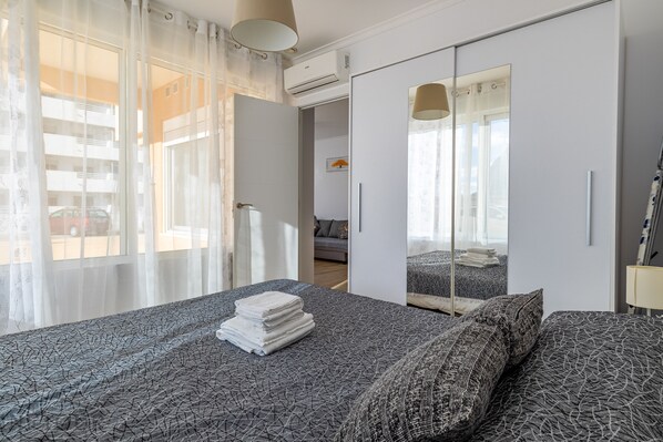 2 bedrooms, iron/ironing board, free WiFi, bed sheets - Inftour President 2 Apartamento (Calp)