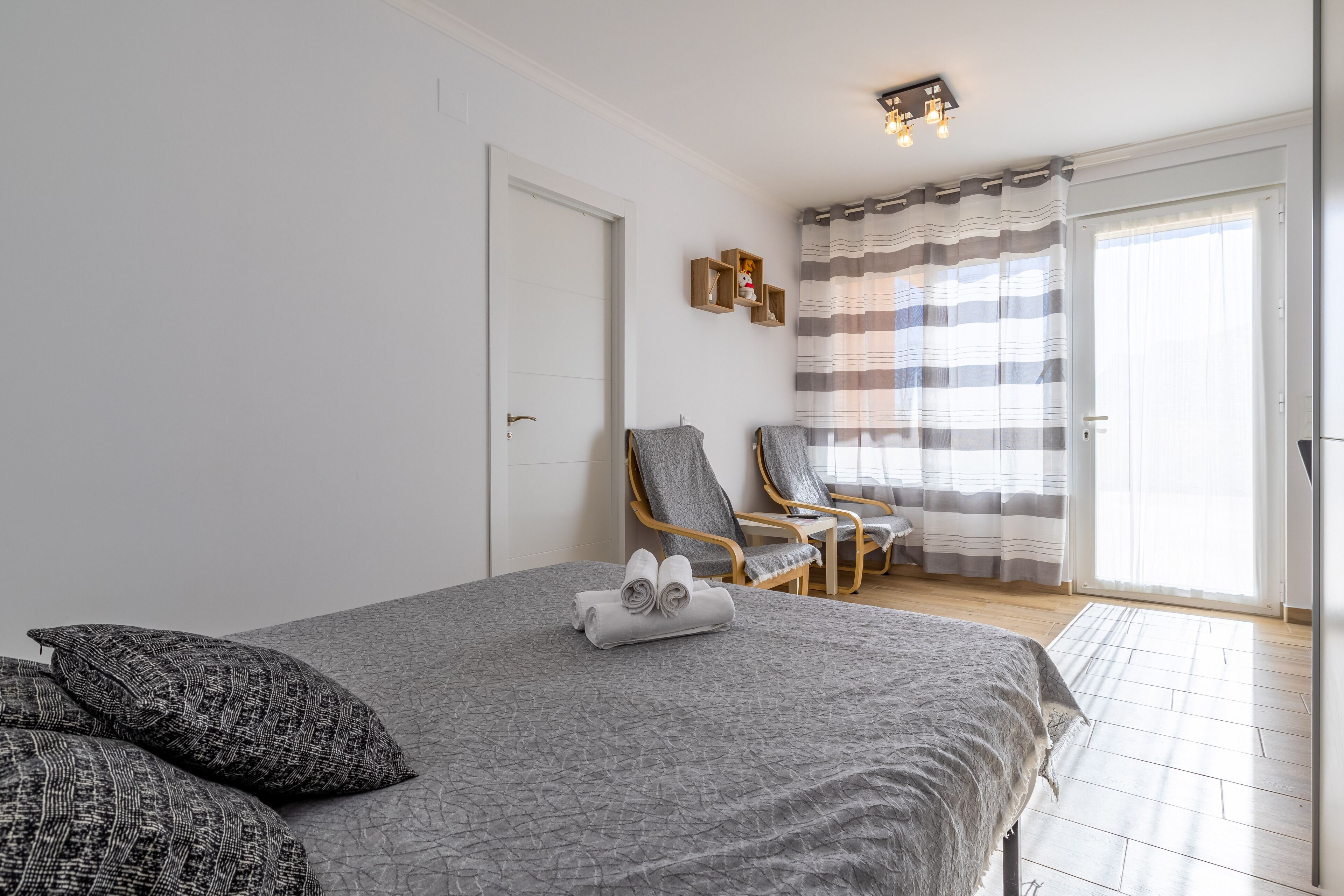 1 slaapkamer, een strijkplank/strijkijzer, gratis wifi, beddengoed