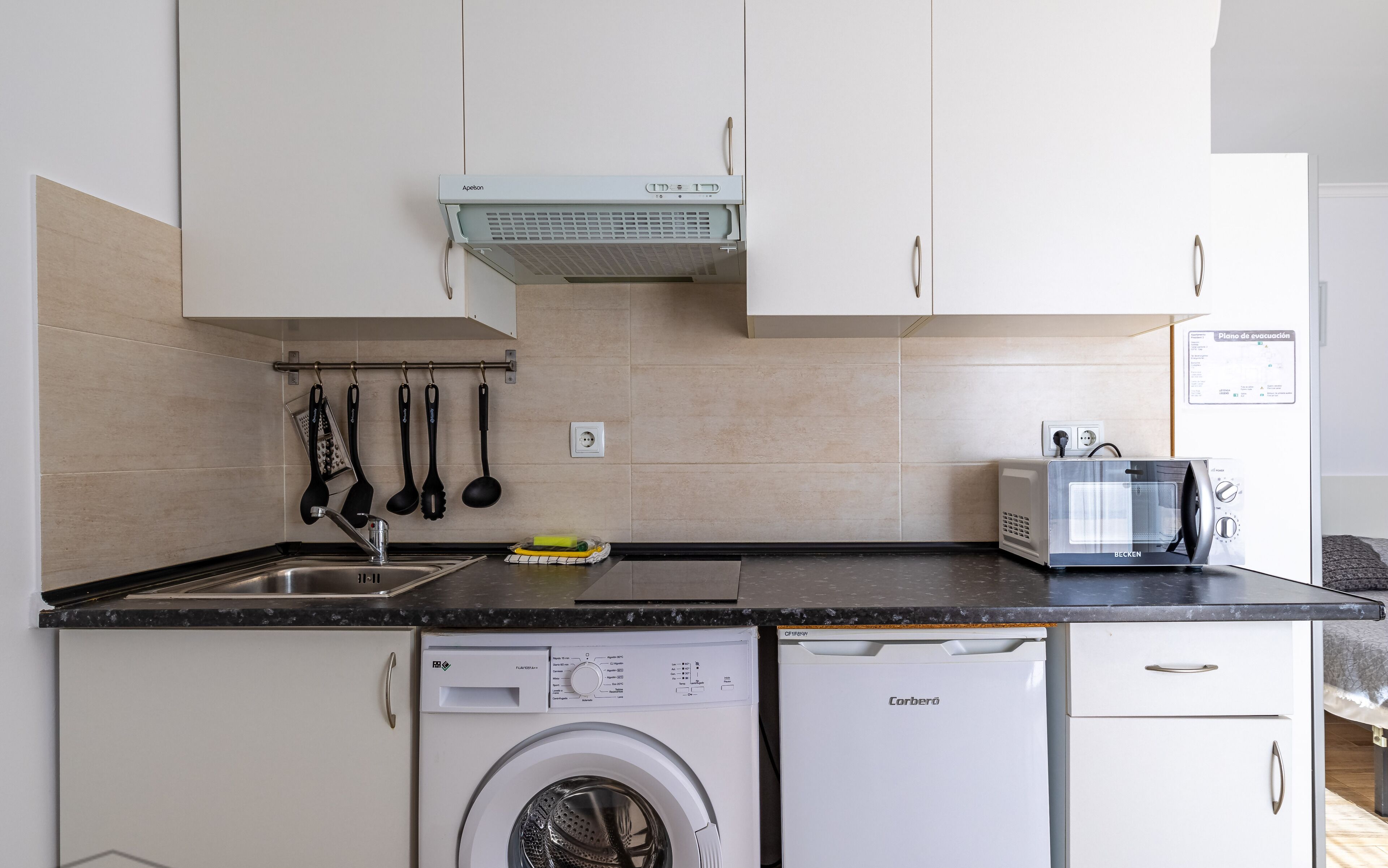 Kühlschrank, Mikrowelle, Herdplatte, Toaster