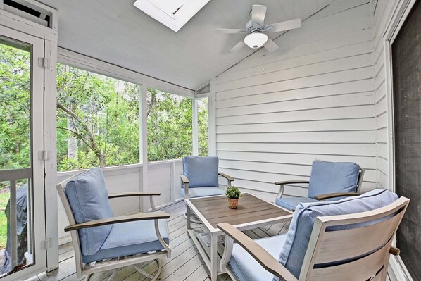 Terrace/patio - Comfortable 3 Bedroom Townhouse near Bethany Beach! Wifi Available, Pets Allowed, Pool, Tennis, Beach Trolley! (Bethany Beach)
