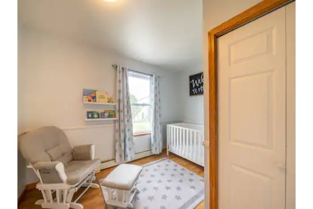 Cheerful centrally located 6-bedroom home
