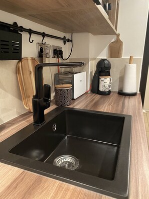 Frigorífico, microondas, horno y placa de cocina