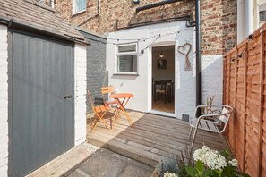 Outdoor dining - Host & Stay | The Railman's House (York)