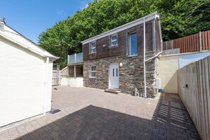 Exterior - Kerensa is a cosy and detached barn conversion located in the lovely seaside village of Portreath (Portreath)